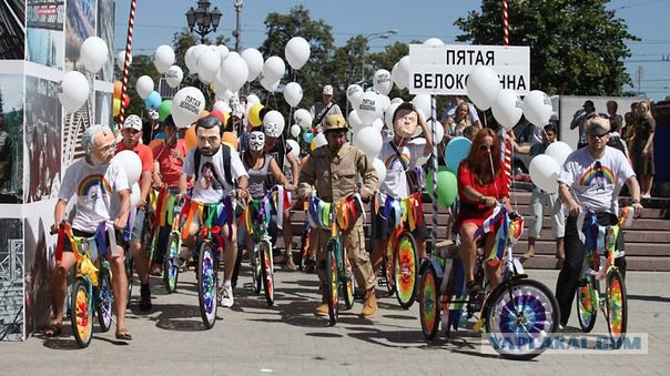Десятиметровый баннер Главплаката на Новом Арбате