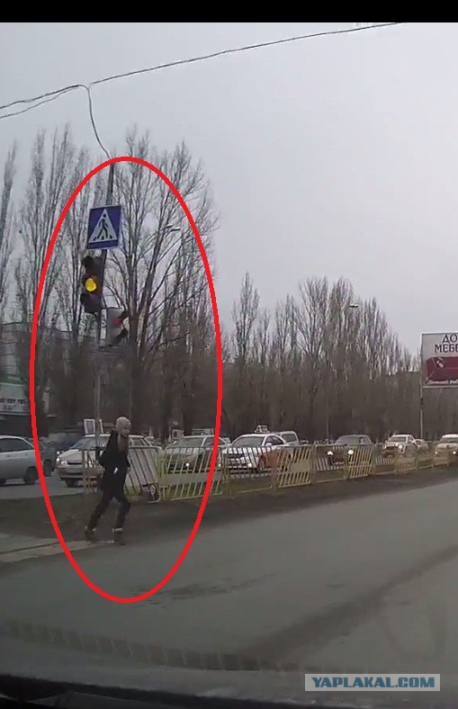 Она бежала на красный,  он летел...
