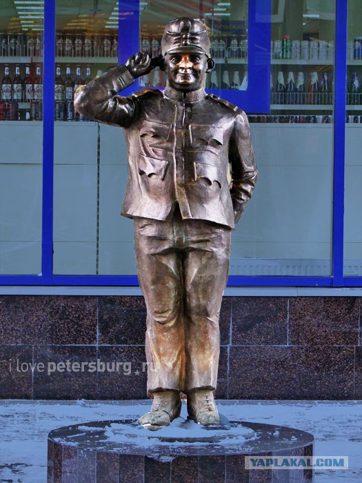 Медная леди на 4-х метровом постаменте в Питере