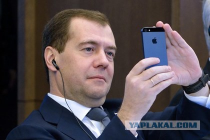 Медведев призвал россиян 18 марта "выйти из Интернета в реальную жизнь"
