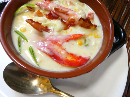 Рыбный чаудер с картофелем, кукурузой и хрустящим беконом.