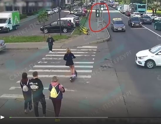 В Петербурге таксист снес девятиклассницу на самокате: у школьницы переломы
