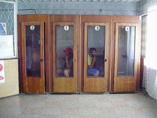 Вернуть в каждый дом проводной телефон и радио призвали в Госдуме