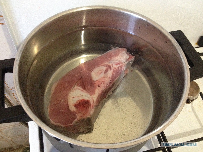 Сколько надо варить мясо. Варка мяса. Мясо варится в кастрюле. Мясо для варки. Говядина в кастрюле.