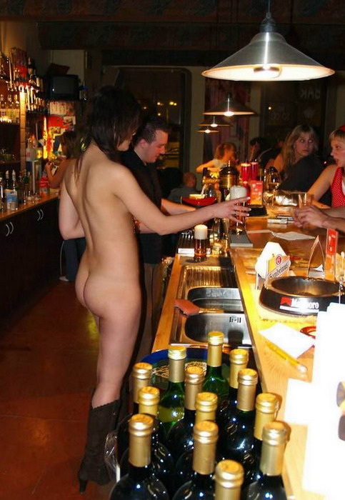 Голые официантки заигрывают с вами! :)