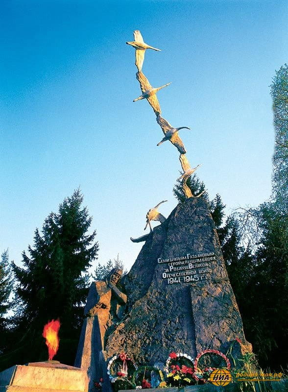 Памятник матери, Марии Матвеевне Фроловой, отдавшей ради Победы своих восьмерых сыновей