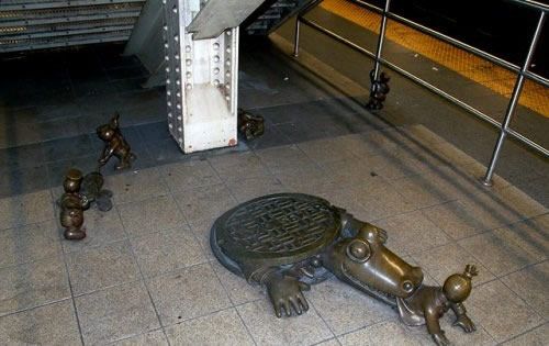 Прикольные фигурки в Нью-йоркском метро (25 фото)