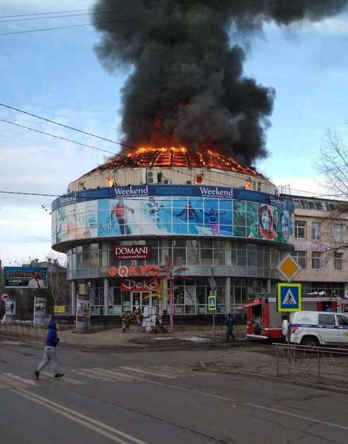 В Архангельске горит торговый центр