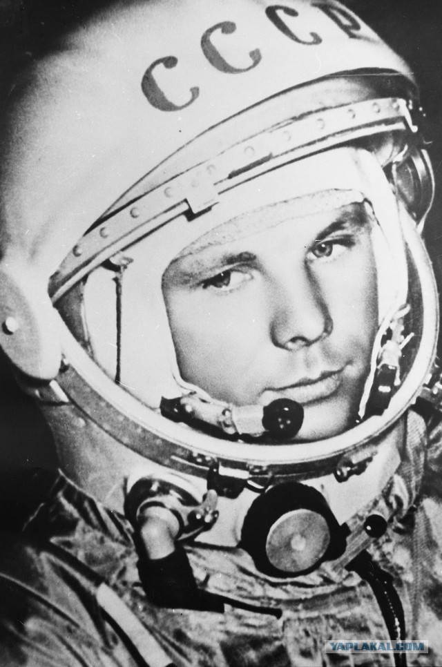 За***ли не то слово! Гагарин молится перед взлетом.