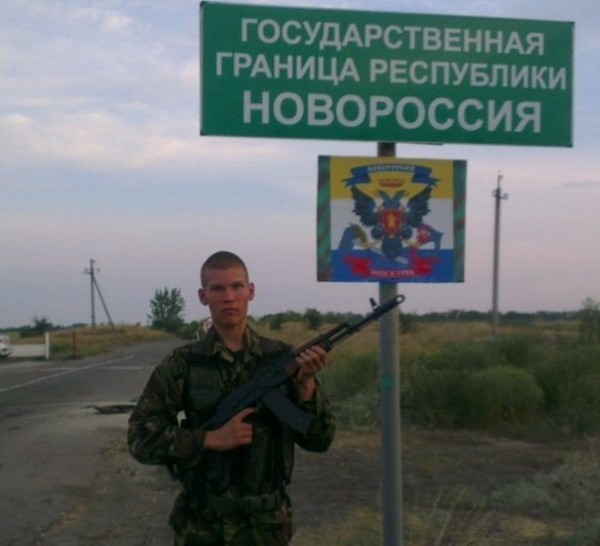 Колона танков и бронетехники с флагами Новороссии