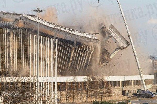Дрон заснял, как при обрушении крыши во время сноса СКК "Петербурский" рабочий не успел вовремя вернуться в люльку...