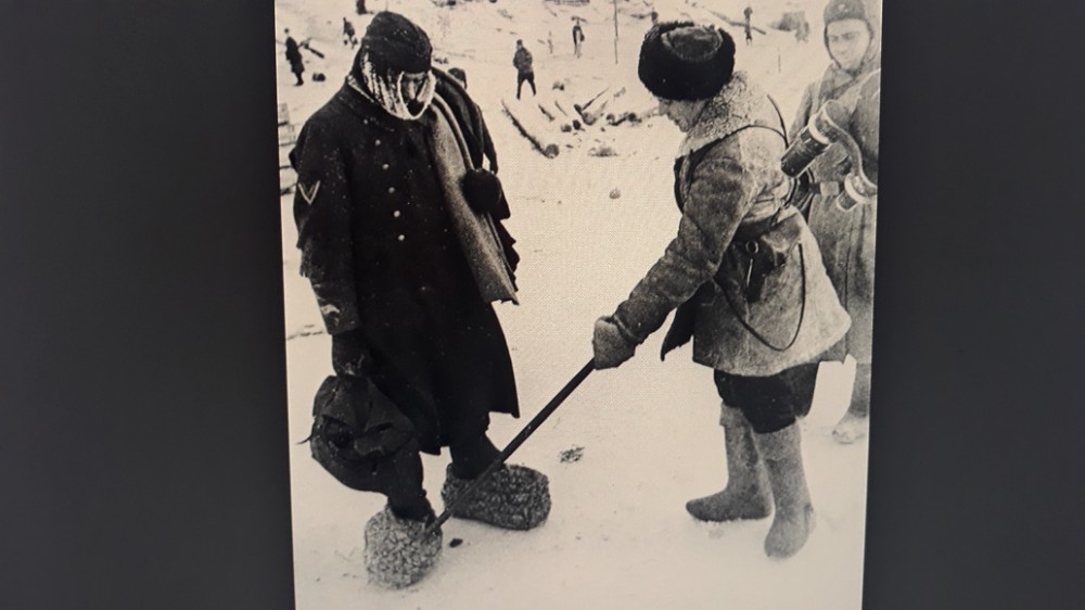Недоедал недопивал одевался. Замерзшие немцы под Сталинградом зимой. Замерзшие немцы под Москвой 1941. Немецкие солдаты в валенках.