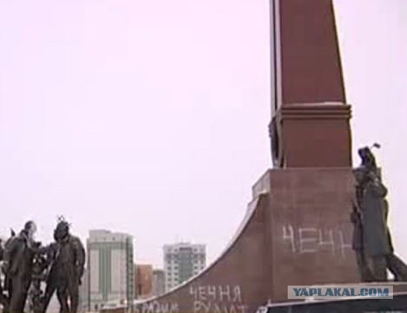 В Нефтеюганске вандалы осквернили памятник