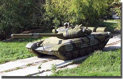 Танк на обочине.