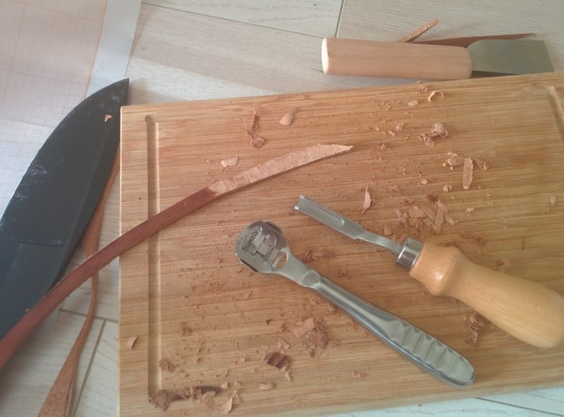 Как форма и размер клинка влияют на изготовление ножен для якутского ножа?