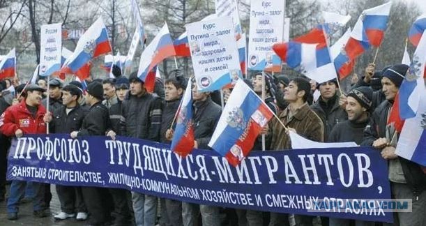У здания суда в Баймаке начали задерживать протестующих