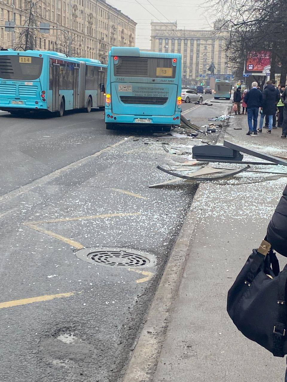 Автобус снёс остановку с людьми в Санкт-Петербурге