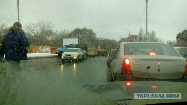 Башенный кран упал поперёк дороги, раздавив авто