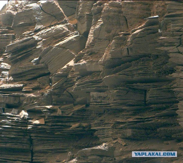 Получены первые цветные фото марсианских скал с зонда Curiosity.