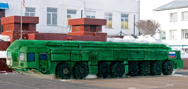 Заключенные исправительной колонии №6 в Омской области за 15 дней слепили из снега "Тополь-М" практически в натуральную величину