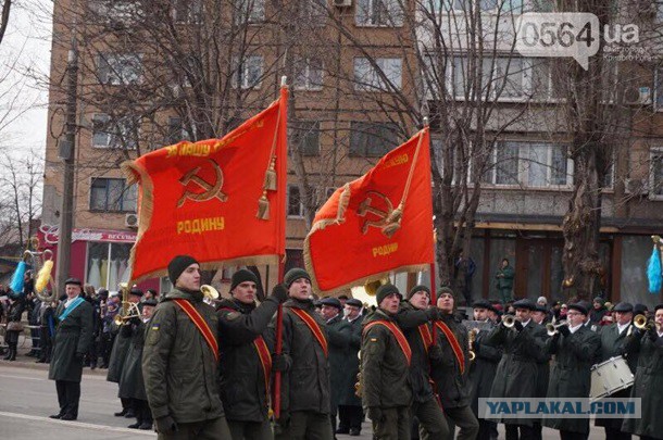 В Кривом Роге нацгвардейцы вышли на парад с советскими флагами