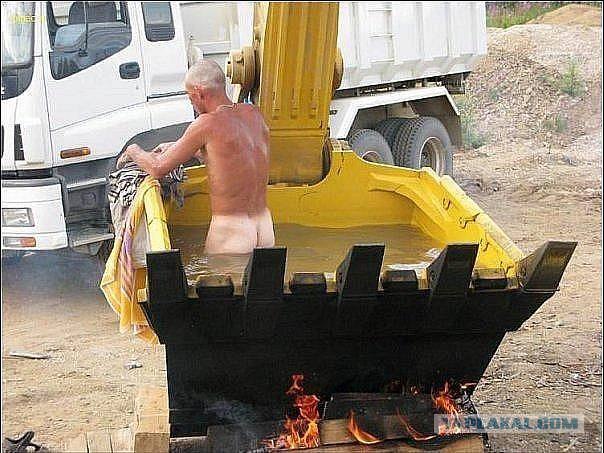 Мужик увяз в грязи