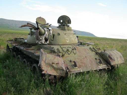 Учили танцевать и потеряли: в Волгограде на заброшенном аэродроме обнаружили боевой танк