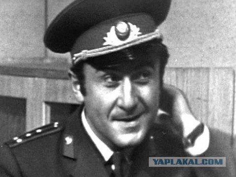 Памятник Сталину. Алёнка залипает