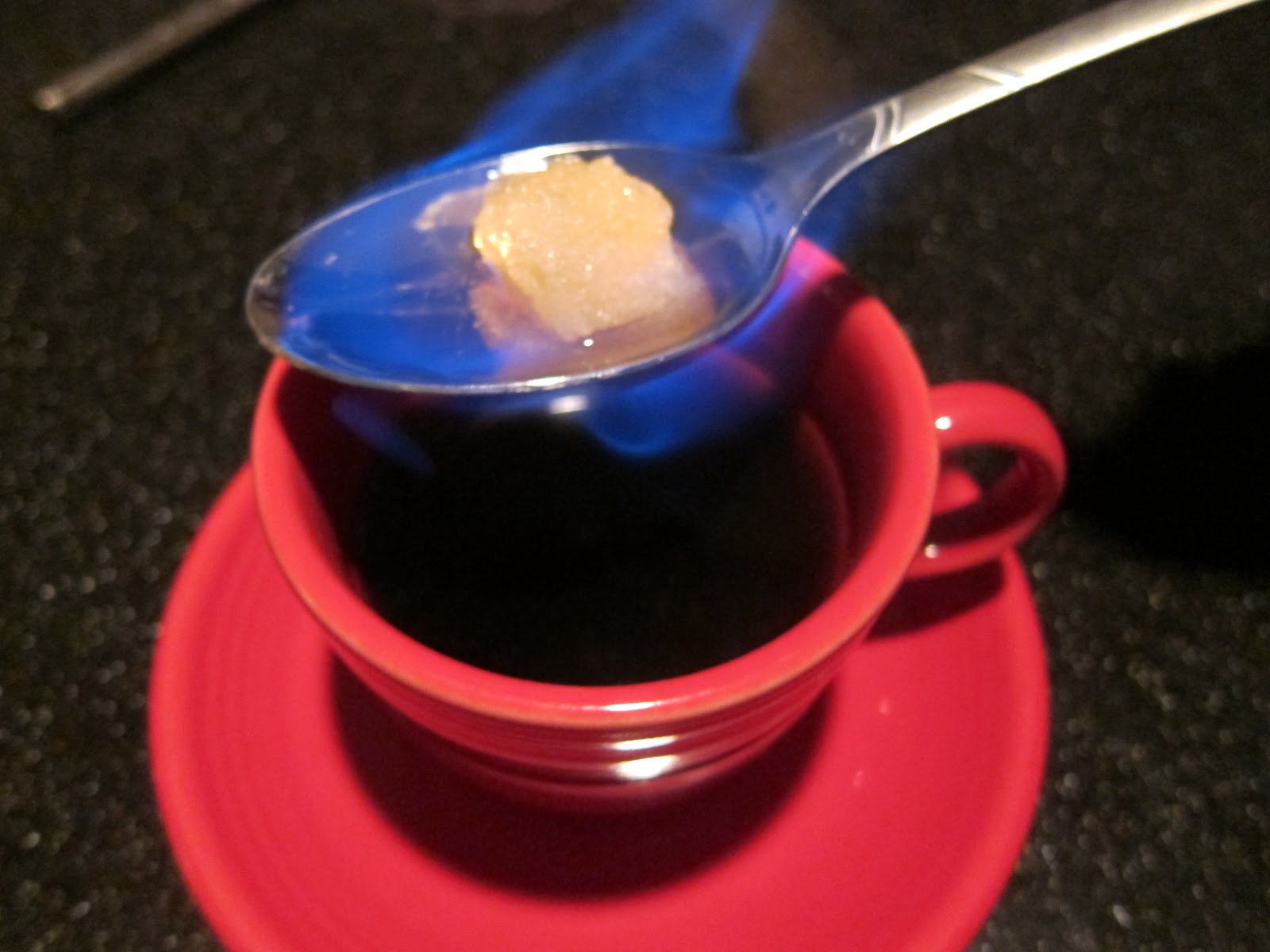 Почему в горячем чае кусочек сахара. Сахар горит. Расплавленный сахар. Поджигают сахар. Поджигание сахара.
