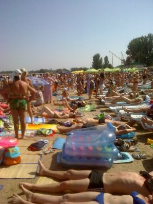 2 переполненных пляжа