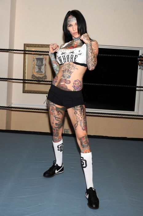 Девушка-бомба: Самая татуированная модель в мире
