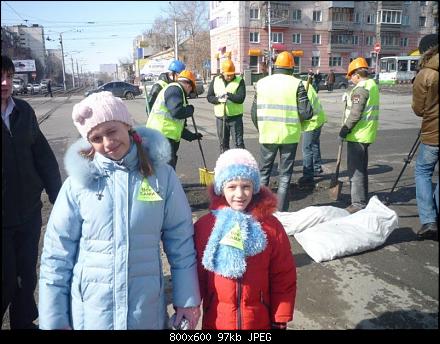 В Омске водители сами заделывают ямы на дороге