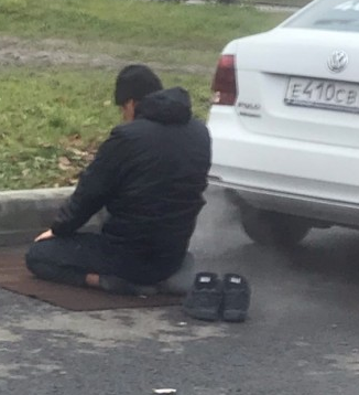 В Петербурге таксист перепугал водителей, когда начал молиться прямо на проезжей части