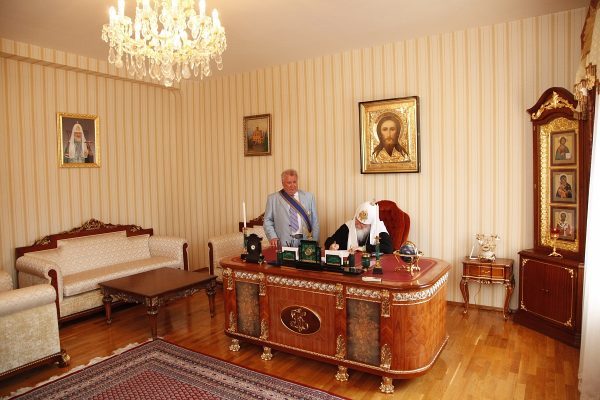 Вопрос: Зачем Гундяеву в кабинете Гундяева портрет Гундяева?