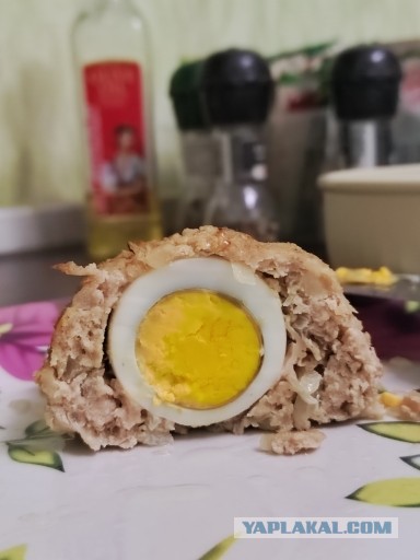 К Наде набежали женихи