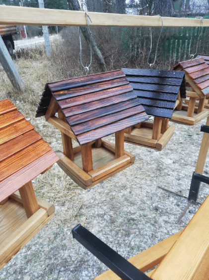 "Ну нет работы в нашей деревне. Я и придумал себе занятие. Ремесло не хитрое, но кормит хорошо"