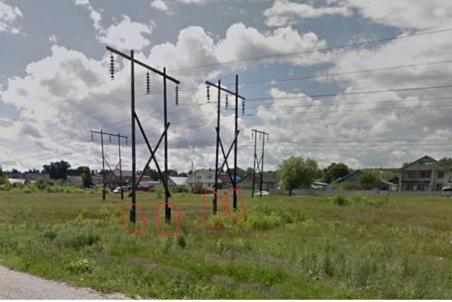 Кадры установки второй временной опоры ЛЭП с помощью вертолёта под Мурманском.