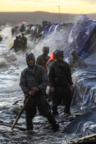 Всё, вода уходит! А вместе с нею печаль, разруха..