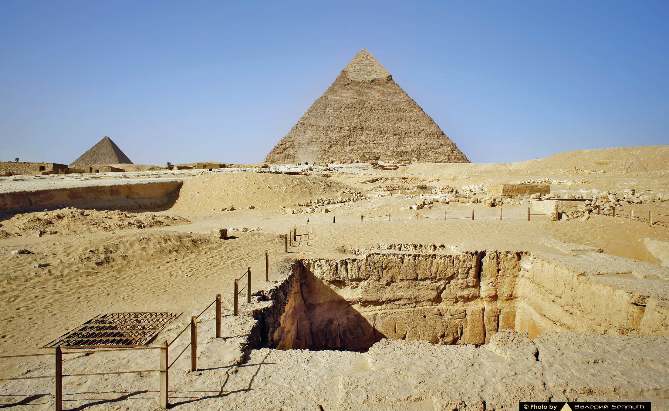 Усыпальницы пирамиды в древнем египте. Пирамида Хефрена древний Египет. Пирамида Хефрена в Гизе. Храм Хефрена в Египте. Пирамида Хефрена Гробница.