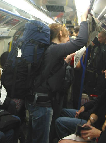 Снимайте рюкзаки в метро!
