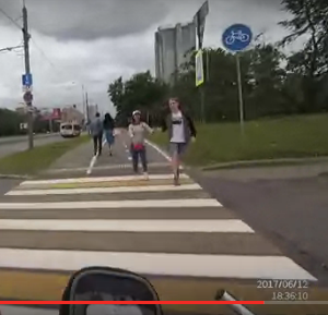 Давит пешеходов на велодорожке