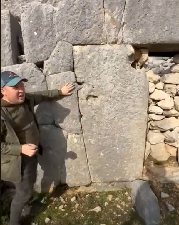 В древности бедолаги рабы обтесывали камни бронзовыми молотками. Охотно верим