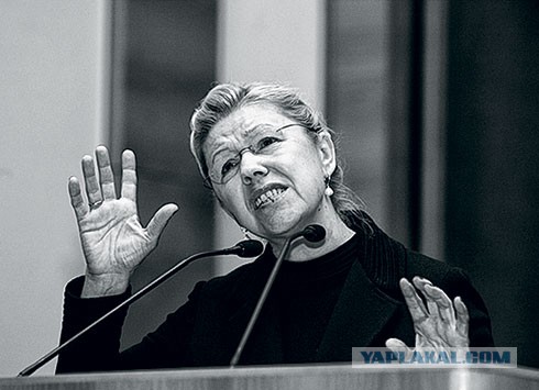 Попка на капоте...