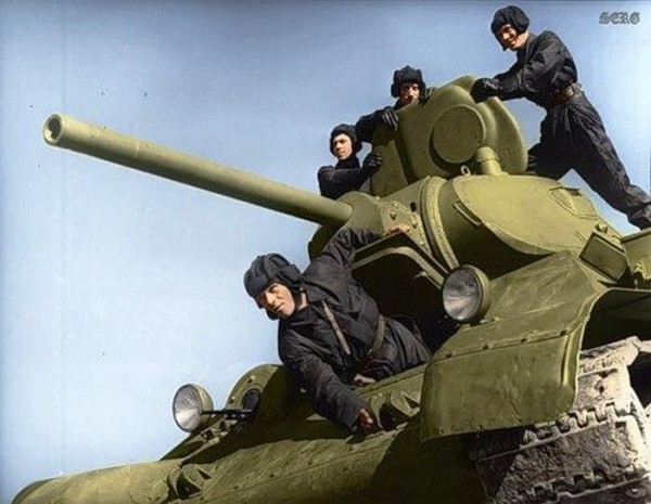 Фотографии второй мировой, многие цветные (фото)