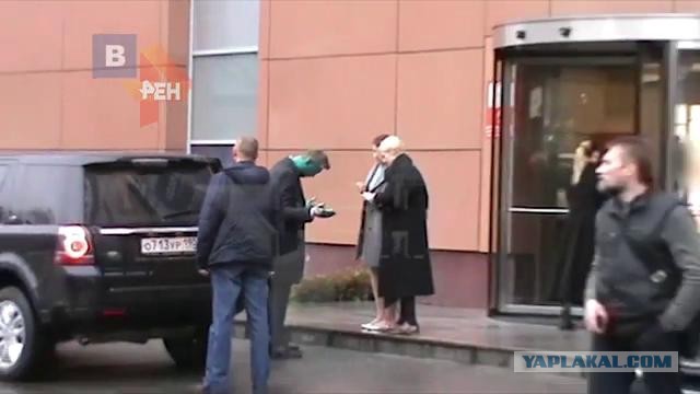РЕН-ТВ заботливо замазало лицо напавшего на Навального