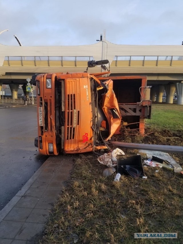 В Петербурге бешеный мусоровоз на полной скорости вылетел на съезде с ЗСД и перевернулся