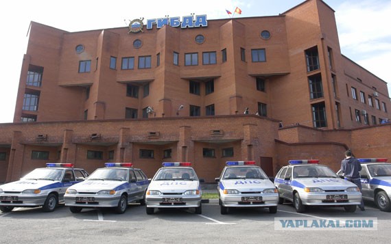 Как думаете, что в здании находится?