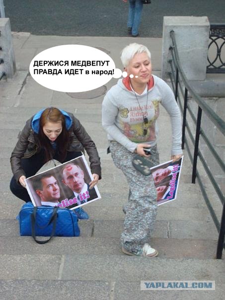 Фотожаба: Девушка поднимает невидимый мешок