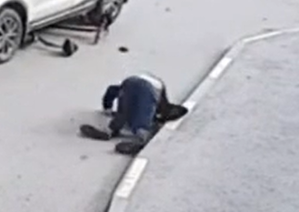 Чот самокатчик приуныл, ушибся может?