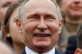 Путин попросил выгравировать свои инициалы на цепочках к крестам для военных